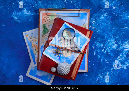 Meer reisen und malen Konzept. Aquarell fantasy Karte auf Leder Kapitän Zeitschriften mit einer Lupe auf einem blauen Hintergrund mit kopieren