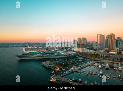 San Diego Bay Area mit hohen Gebäuden, Kreuzer und einem Flugzeugträger Antenne Stockfoto