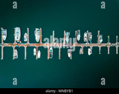 Luftbild der Boote im Hafen mit ein paar Flecken leer Stockfoto