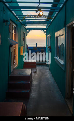 Hostel mit Blick auf das Meer während der Goldenen Stunde Stockfoto