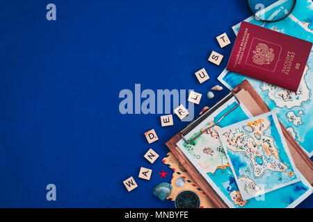 Meer reisen und Exploration Konzept. Aquarell Karten, Reisepass, Kompass, post Briefumschläge und Wanderlust Holz Buchstaben flach auf einem marine blau backgrou Stockfoto