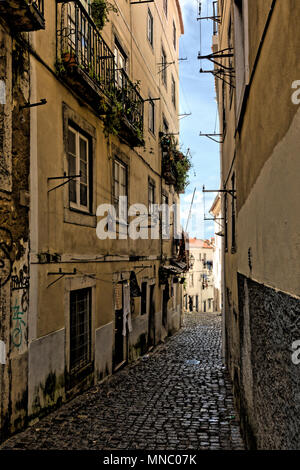 Einer der vielen engen Straßen im Labyrinth zwischen der U-Bahn in Martim Moniz und das Schloss Stockfoto