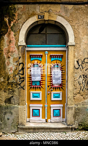 Tür mit Haltung in der Nähe von Castelo de Sao Jorge, Lissabon Stockfoto