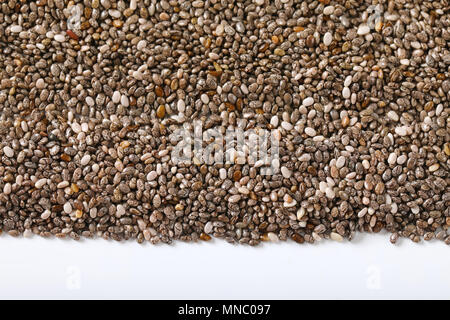 Gesunde Chia Samen auf weißem Hintergrund Stockfoto