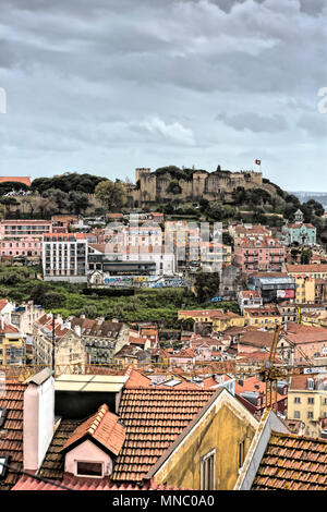 Blick über die Dächer und Gebäude von Lissabon Castelo de São Jorge am Horizont Stockfoto