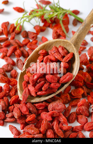 Löffel, auf gesunde Goji Beeren Goji Beeren Hintergrund Stockfoto