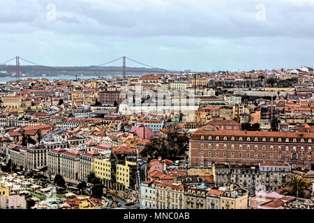 Blick über die Dächer und Gebäude in Lissabon der 25. April Brücke Stockfoto