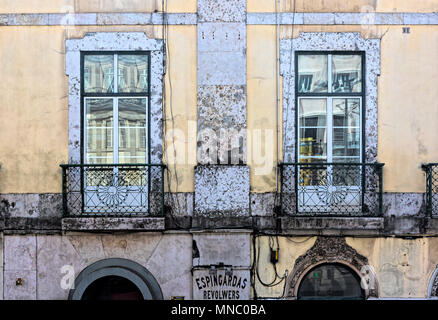 Teil der Fassade der alten Gun Shop, zentrale schrotflinten in Rossi, Lissabon Stockfoto