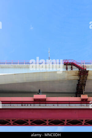 Detail des 25. April Brücke über den Tejo in Lissabon Stockfoto