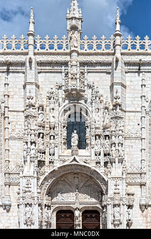 Südportal der Kirche Santa Maria von Belem an Jerónimos Kloster in Belem, Lissabon Stockfoto