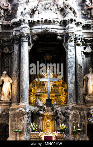 Altar und Mauerwerk in der Igreja Sao Domingos Kirche in Lissabon Stockfoto