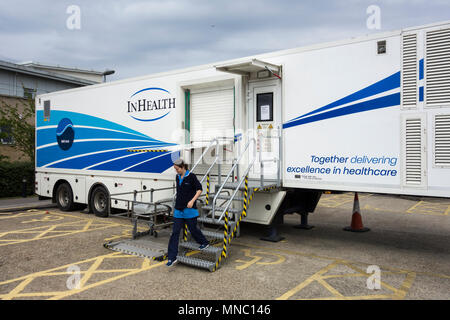 Eine Krankenschwester hinterlässt einen InHealth Mobile MRT-Scanner Einheit außerhalb der Queen Mary's Hospital in SW London, Großbritannien Stockfoto