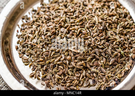 Anissamen getrocknet oder Anis auf Silber Platte. (Anason). Organische Konzept. Stockfoto