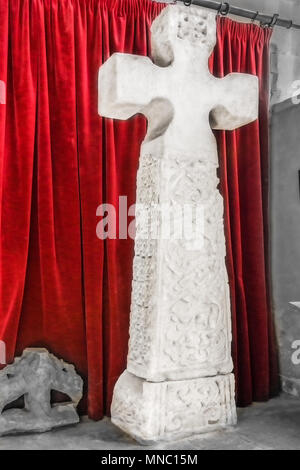 Ein Stein sächsische croos steht innerhalb der mittelalterlichen Kirche des Hl. Andreas in der Ortschaft Colyton, Devon, England. Stockfoto