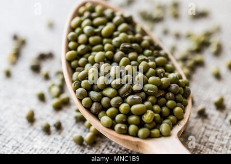 Mung Bohnen in Löffel aus Holz. Ökologische Lebensmittel Stockfoto