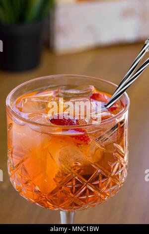 Cocktail mit Wodka, Erdbeeren und Zitrone im Glas an der Bar - Nahaufnahme Stockfoto