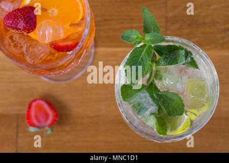 Zwei Cocktails mit Wodka, Erdbeeren, Minze und Zitrone in Gläser an der Bar - Ansicht von oben Stockfoto