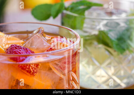 Zwei Cocktails mit Wodka, Erdbeeren, Minze und Zitrone im Glas - Nahaufnahme Stockfoto