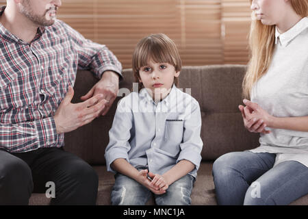 Close-up trauriges Kind und seine Eltern streiten. Problem in der Familie Konzept Stockfoto