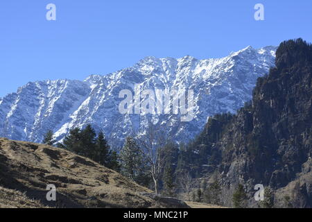 Manali ist ein Ferienort eingebettet in die Berge des indischen Bundesstaates Himachal Pradesh am nördlichen Ende des Kullu Tal, auf einer 2050 m l Stockfoto