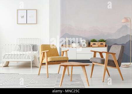 Gelb und Grau modernen Sesseln und einem weißen Bett in einem multifunktionalen Inneneinrichtung mit Bergen Tapeten und Möbeln Stockfoto