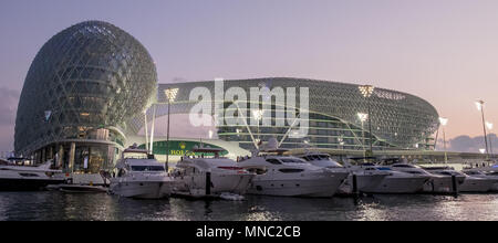 Einen Panoramablick auf die Yas Marina und der Yas Viceroy Hotel, Abu Dhabi in der Dämmerung Stockfoto