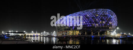 Einen Panoramablick auf die Yas Marina und der Yas Viceroy Hotel, Abu Dhabi bei Nacht Stockfoto