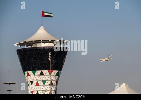 Ein Etihad Flugzeug fliegt über den Yas Marina Grand Prix Circuit, Abu Dhabi Stockfoto