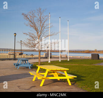 Gelb und Blau Picknicktische auf Boardwalk in New Glasgow, Nova Scotia. Stockfoto