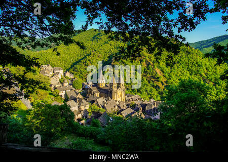 Ansicht von Conques Dorf und Kirche der Abtei von Sainte-Foy das Juwel der romanischen Kunst, Royal, Frankreich. Stockfoto