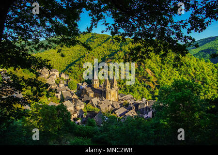 Ansicht von Conques Dorf und Kirche der Abtei von Sainte-Foy das Juwel der romanischen Kunst, Royal, Frankreich. Stockfoto