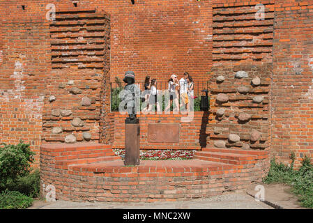 Warschau wenig Aufständische, polnische Jugendliche Pass durch Das kleine Denkmal zur Erinnerung an die Aufständischen teil, die von den Kindern in den Warschauer Aufstand von 1944 gespielt. Stockfoto