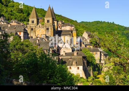 Ansicht von Conques Dorf und Kirche der Abtei von Sainte-Foy das Juwel der romanischen Kunst, Royal, Frankreich. Stockfoto