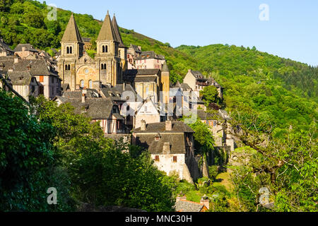 Ansicht von Conques Dorf und Kirche der Abtei von Sainte-Foy das Juwel der romanischen Kunst, Royal, Frankreich. Stockfoto