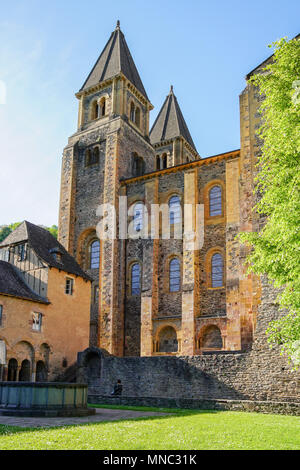 Romanische Abtei Sainte-Foy in Conques, Okzitanien, Frankreich. Stockfoto