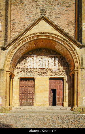 Das Tympanon der romanischen Abtei von Conques Sainte-Foy, Okzitanien, Frankreich. Stockfoto