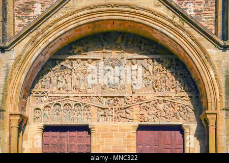 Das Tympanon der romanischen Abtei von Conques Sainte-Foy, Okzitanien, Frankreich. Stockfoto