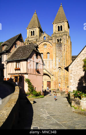 Wunderschöne Aussicht auf mittelalterdorf von Conques, Royal, Frankreich. Stockfoto