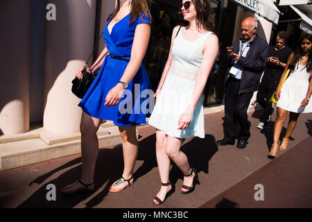 CANNES, Frankreich - Mai 12: elegante Besucher der Palais des Kinos laufen für den Abend Screening in Cannes am 12. Mai 2018 in Cannes, Frankreich Stockfoto