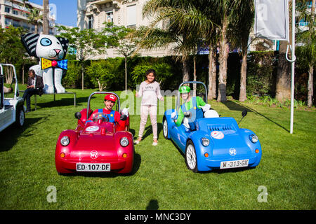 CANNES, Frankreich - Mai 12: Besucher posieren mit den Comics von Mario Bross Filme in der Croisette von Cannes am 12. Mai 2018 in Cannes, Frankreich Stockfoto