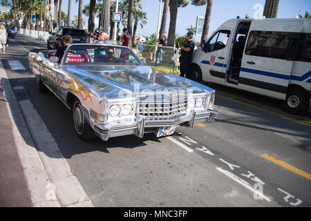 CANNES, Frankreich - Mai 12: alte Cadillac mit Kameraleuten Fahrt der Croisette von Cannes am 12. Mai 2018 in Cannes, Frankreich Stockfoto