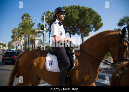 CANNES, Frankreich - Mai 12: Alte Polizei Mann auf Pferd Patrouillen der Croisette von Cannes am 12. Mai 2018 in Cannes, Frankreich Stockfoto