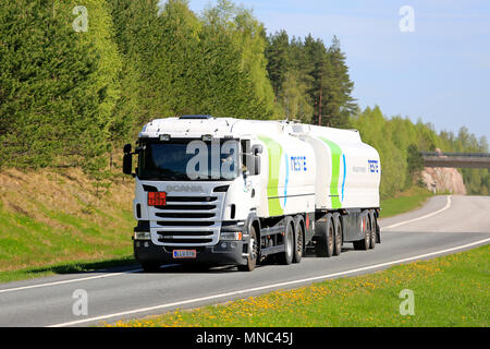 Weiß Scania fuel Tanker für Neste ADR Transport von Benzin auf Autobahn Rampe an einem schönen Tag von Anfang Sommer. Salo, Finnland - 12. Mai 2018. Stockfoto