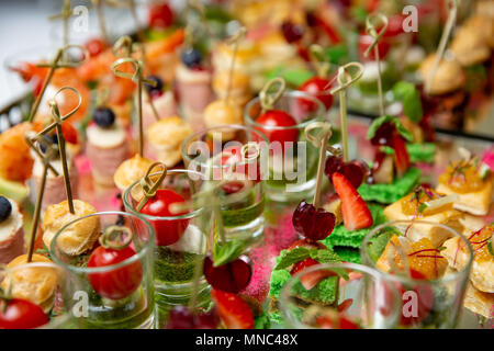 Leichte Snacks und Canapés s mit Speck, Käse, Fleisch, Sauce, Cherry Tomaten. Snacks für Parteien oder an der Rezeption Stockfoto