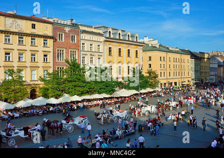 Traditionelle Pferdekutschen auf dem Marktplatz von Krakau. Polen Stockfoto