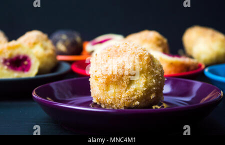 Hausgemachte breadcrumb Knödel auf bunten Tellern Nahaufnahme Stockfoto