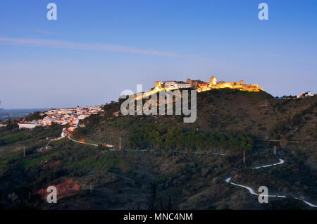 Aus dem 12. Jahrhundert, die Burg von Palmela und das Dorf in der Dämmerung. Naturparks Arrabida, Portugal Stockfoto