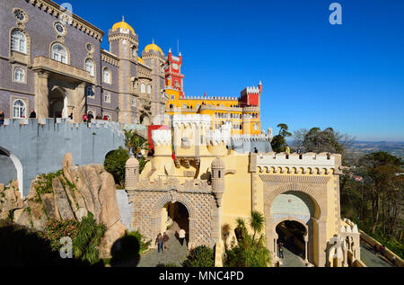 Palacio da Pena, im 19. Jahrhundert erbaut, im Wald oberhalb von Sintra. Ein UNESCO Weltkulturerbe. Sintra, Portugal Stockfoto