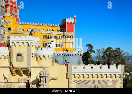 Palacio da Pena, im 19. Jahrhundert erbaut, im Wald oberhalb von Sintra. Ein UNESCO Weltkulturerbe. Sintra, Portugal Stockfoto