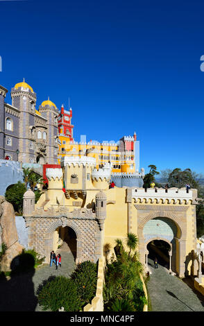 Palacio da Pena, im 19. Jahrhundert erbaut, im Wald oberhalb von Sintra. Ein UNESCO Weltkulturerbe. Sintra, Portugal Stockfoto